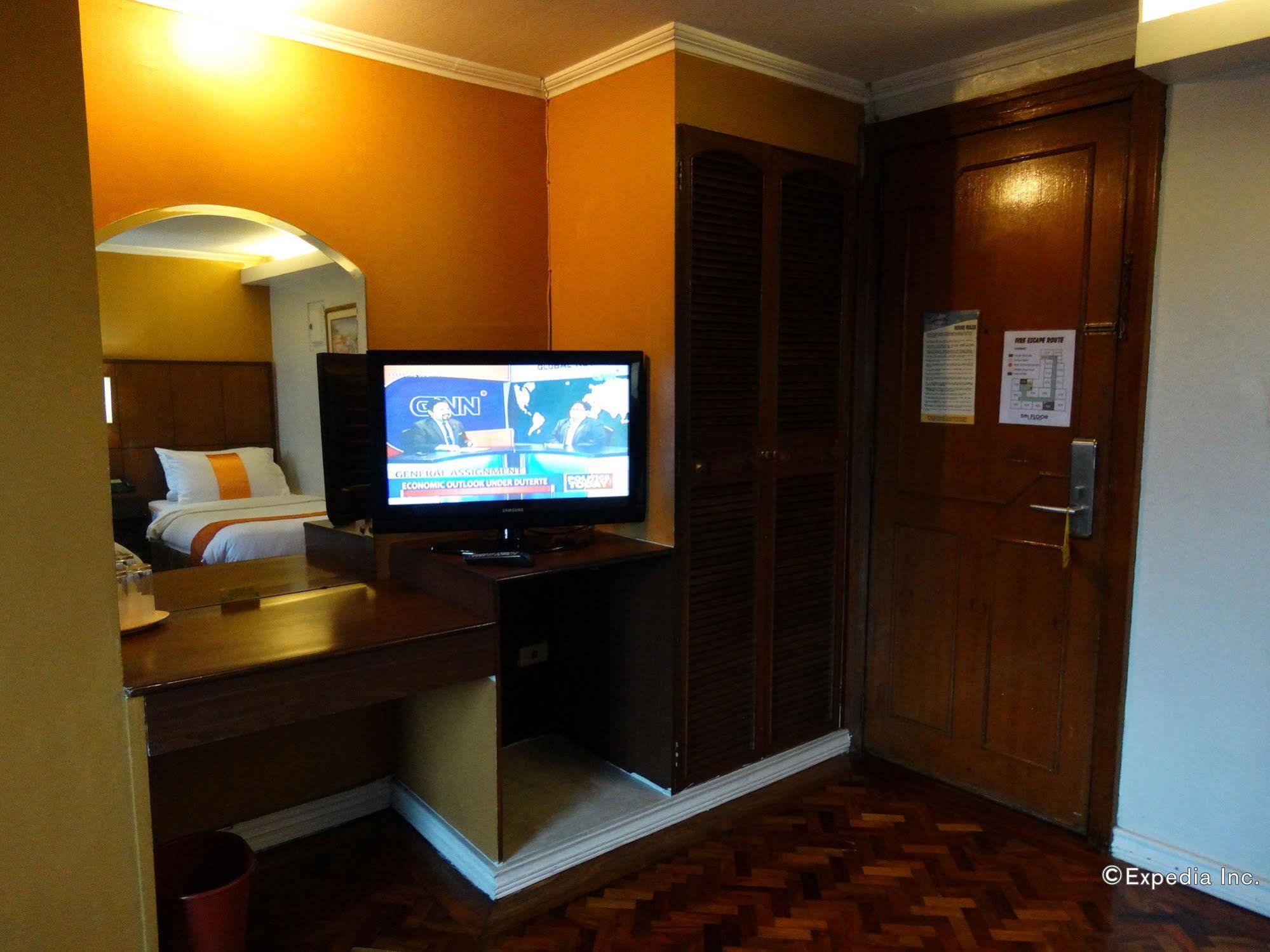 The Corporate Inn Hotel Манила Экстерьер фото